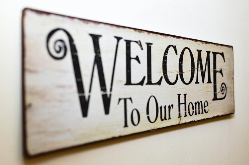 A stylish rustic wooden welcome sign perfect for home decoration.